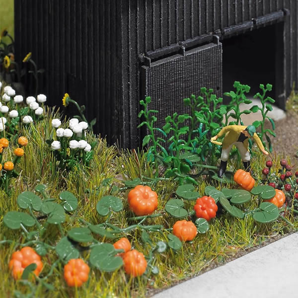 Busch 8101 N Scale Garden Set -- Kit - Pumpkin, Cucumber & Lettuce