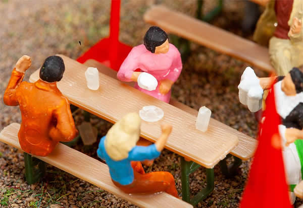 Faller 180995 HO Scale 60 Beer Pitchers, 40 Ashtrays