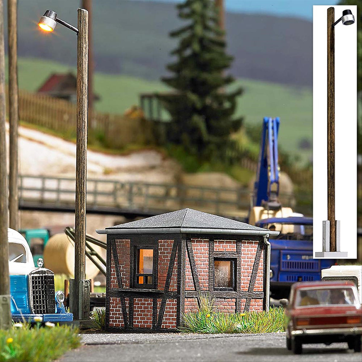 Busch 4135 HO Scale Pot-Style Streetlight w/Yellow LED