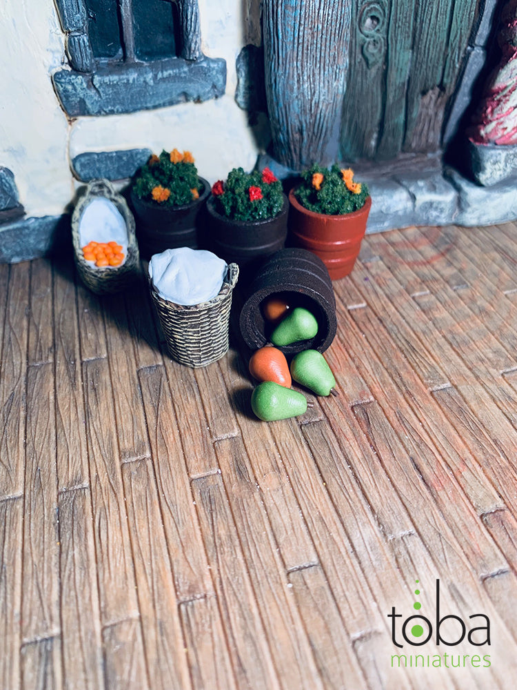 Toba Miniatures 1015 1/12 Scale Pears (5)