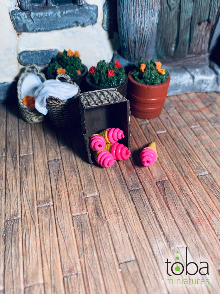 Toba Miniatures 1026 1/12 Scale Strawberry Ice Cream Cones (5)