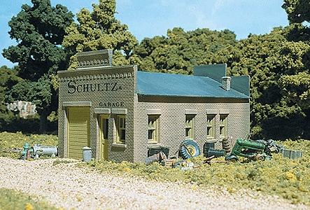 Design Preservation Models 20100 HO Scale Woodland Scenics Schultz's Garage Kit