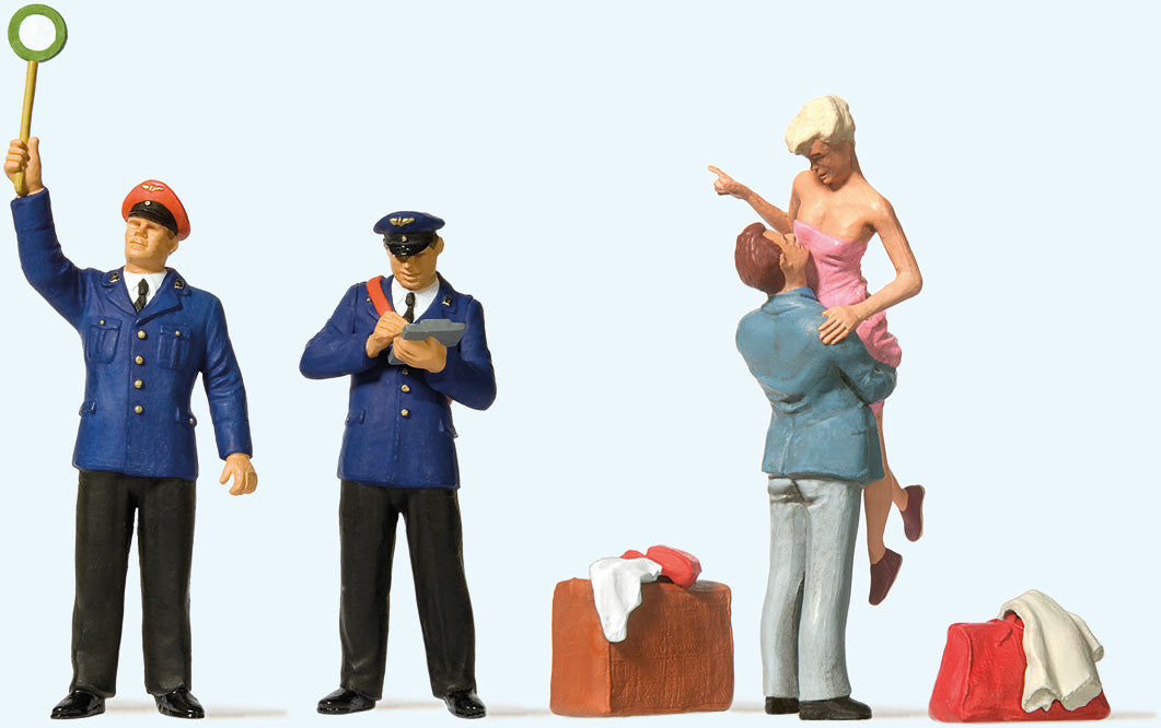 Preiser 65377 O Scale 2 German Railroad Employees and Couple Hugging on Station Platform