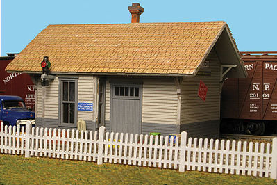 Monroe Models 2307 HO Scale Straight Picket Fence - Kit -- 170' Scale, 23-1/2" 59.7cm