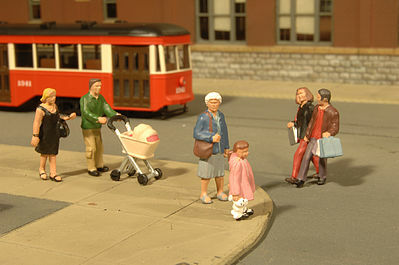 Bachmann 33159 O Scale SceneScapes Figures Strolling Figures pkg(5)