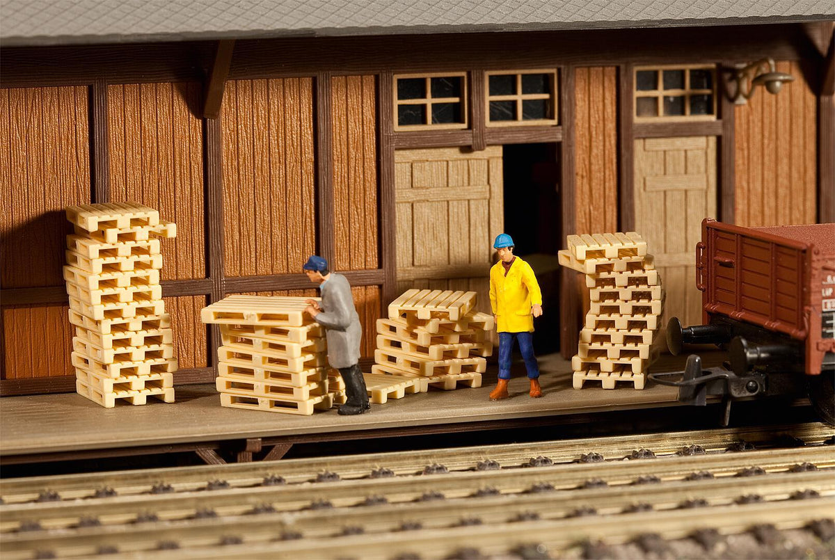 Faller 180612 HO Scale Wood Pallets, 60-Piece Model Kit
