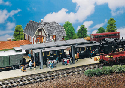Faller 120192 HO Scale Roofed Platform w/Accessories Kit