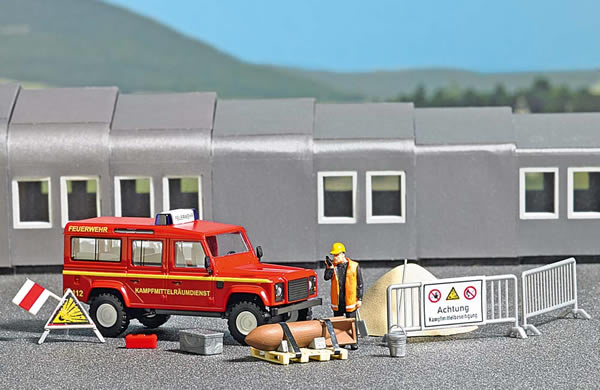 Busch 7724 HO Scale Explosives Disposal Ordnance Unit w/Land Rover SUV