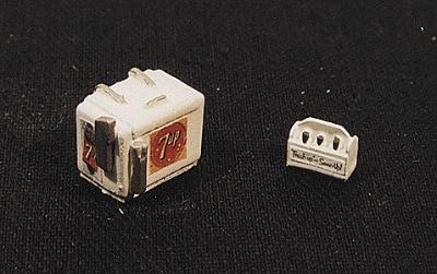 JL Innovative Design 733 HO Scale Custom Chest Type Soda Machine w/Case -- Seven-Up