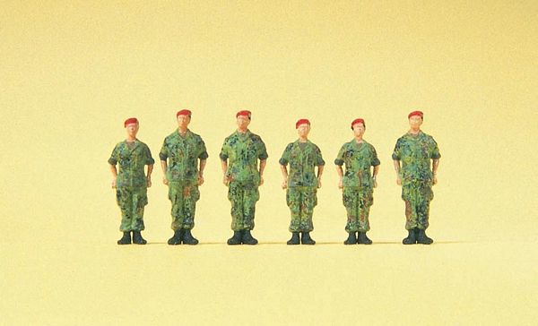 Preiser 16841 HO Scale Military - Modern German Army (BW) - Figures -- Soldiers Standing at Attention w/Red Beret - Battledress Camouflage