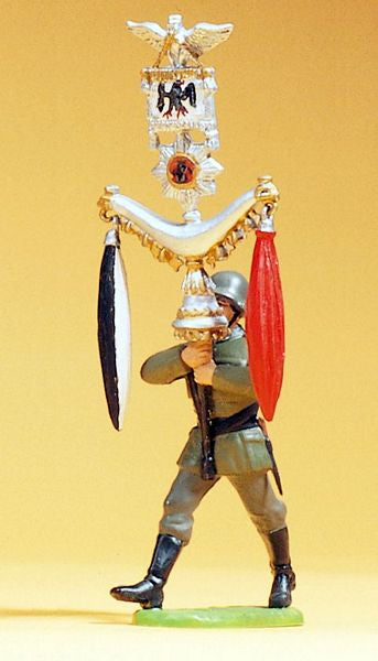 Preiser 56082 44221 Scale German Armed Forces Figures 1935-1945: Wehrmacht Honor Guard Marching: 1:25 -- Soldier Marching w/Crescent