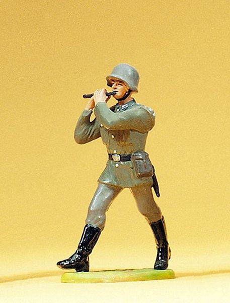 Preiser 56088 44221 Scale German Armed Forces Figures 1935-1945: Wehrmacht Honor Guard Marching: 1:25 -- Fife Player Marching